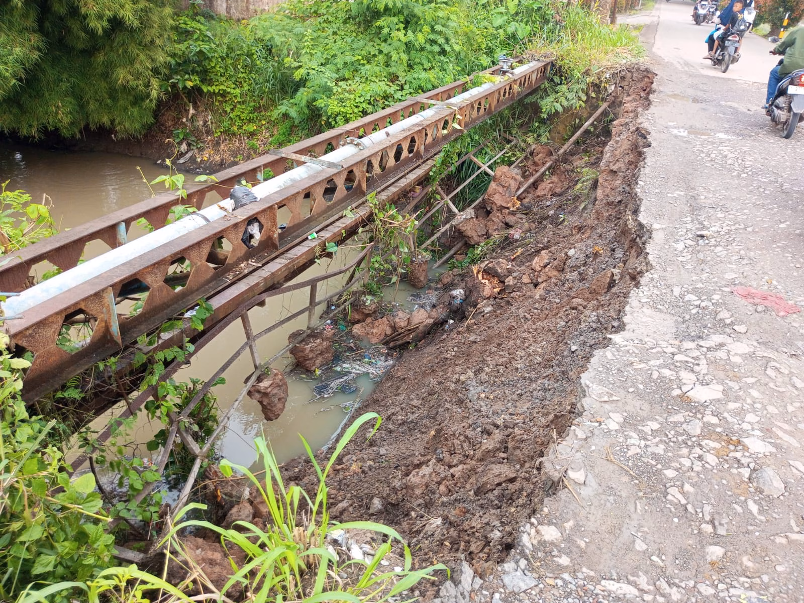 Jembatan Di Samping Dinas Pertanian Kecamatan Ciruas Roboh , Warga Minta Pemerintah Segera Bertindak. Jembatan Di Samping Dinas Pertanian Kecamatan Ciruas Roboh , Warga Minta Pemerintah Segera Bertindak.