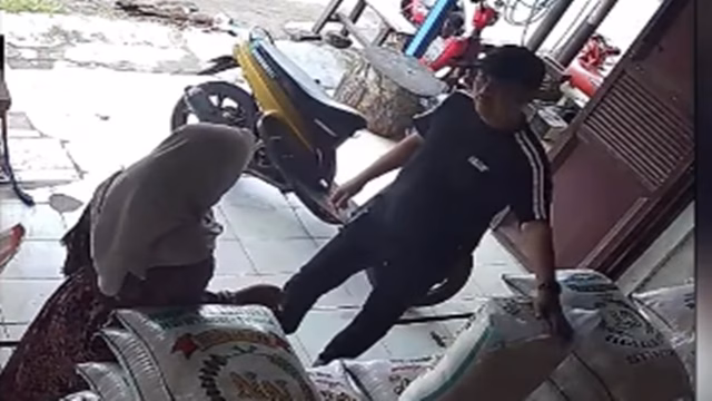 Pedagang Beras di Serang Tertipu Modus Transfer Palsu, Rugi Rp3,04 Juta Pedagang Beras di Serang Tertipu Modus Transfer Palsu, Rugi Rp3,04 Juta