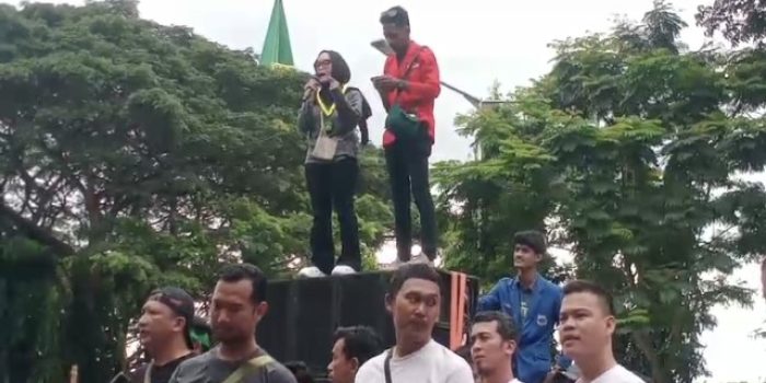 Kecewa Tak Ditemui Bupati, Massa Aksi Demo Kembali Turun ke Jalan