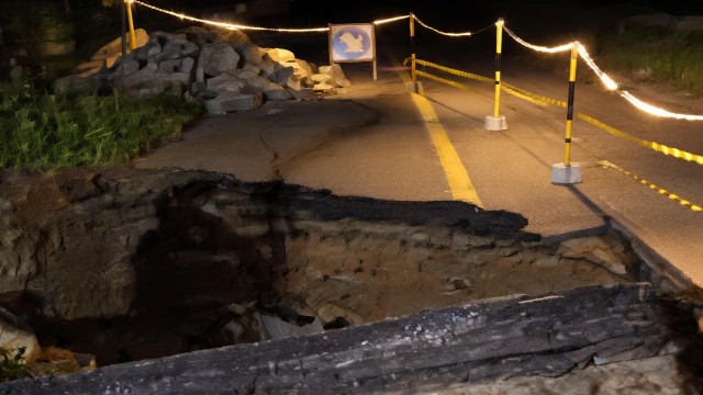 Sebagian Badan Jalan di Jembatan Jalur Cigeulis Ambruk, Kendaraan Bermuatan Besar Dilarang Melintas Sebagian Badan Jalan di Jembatan Jalur Cigeulis Ambruk, Kendaraan Bermuatan Besar Dilarang Melintas