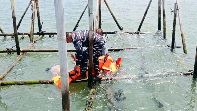 Jasad Tak Beridentitas Ditemukan Mengapung di Perairan Kasemen, Kota Serang Jasad Tak Beridentitas Ditemukan Mengapung di Perairan Kasemen, Kota Serang