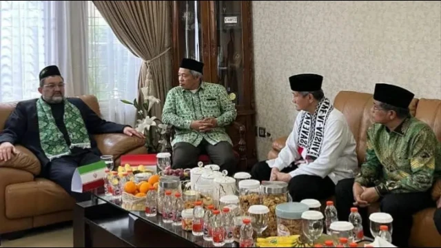 Kunjungan Dubes Iran ke Ulama Banten KH Embay Mulya Syarief, Simbol Persahabatan Dua Negara Kunjungan Dubes Iran ke Ulama Banten KH Embay Mulya Syarief, Simbol Persahabatan Dua Negara
