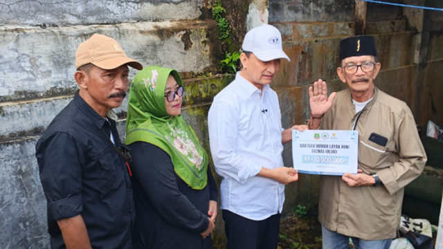 Wagub Banten Tinjau Rumah Warga dan Serahkan Bantuan RTLH di Pandeglang Wagub Banten Tinjau Rumah Warga dan Serahkan Bantuan RTLH di Pandeglang
