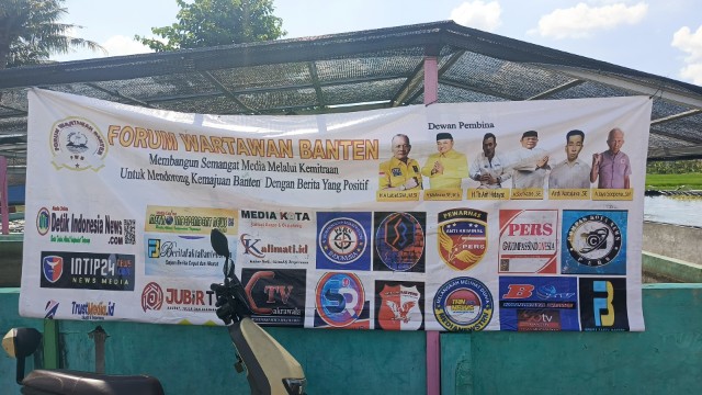 Forum Wartawan Banten Gelar Halal Bihalal di Saung Koi Ciruas Forum Wartawan Banten Gelar Halal Bihalal di Saung Koi Ciruas