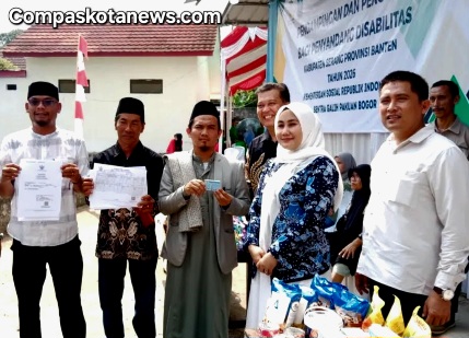 RATUSAN WARGA KABUPATEN SERANG TERIMA BANTUAN SOSIAL DARI KEMENTERIAN SOSIAL RI RATUSAN WARGA KABUPATEN SERANG TERIMA BANTUAN SOSIAL DARI KEMENTERIAN SOSIAL RI