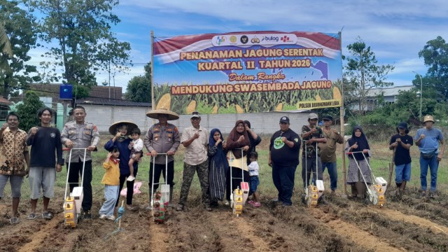 Dukung Swasembada Pangan, Polsek Bojongmanik Gelar Penanaman Jagung Serentak Kuartal II 2026 Dukung Swasembada Pangan, Polsek Bojongmanik Gelar Penanaman Jagung Serentak Kuartal II 2026