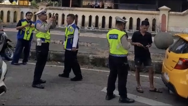Samsat Banten Gelar Razia Pajak Kendaraan di Jalan Arah Stadion Maulana Yusuf Serang, 10 Pengendara Kendaraan Tidak Bawa STNK Samsat Banten Gelar Razia Pajak Kendaraan di Jalan Arah Stadion Maulana Yusuf Serang, 10 Pengendara Kendaraan Tidak Bawa STNK