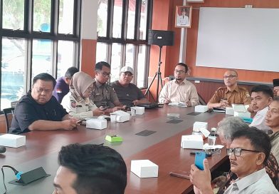 Kadis Perizinan Kota Serang Arief Panggil Unsur Muspika dan Tokoh Masyarakat Puri Anggrek: Perumahan MBR Berubah Fungsi Jadi Kos-kosan dan Ruko, Potensi PAD Hilang Kadis Perizinan Kota Serang Arief Panggil Unsur Muspika dan Tokoh Masyarakat Puri Anggrek: Perumahan MBR Berubah Fungsi Jadi Kos-kosan dan Ruko, Potensi PAD Hilang