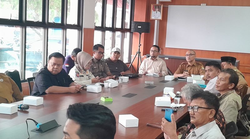 Kadis Perizinan Kota Serang Arief Panggil Unsur Muspika dan Tokoh Masyarakat Puri Anggrek: Perumahan MBR Berubah Fungsi Jadi Kos-kosan dan Ruko, Potensi PAD Hilang Kadis Perizinan Kota Serang Arief Panggil Unsur Muspika dan Tokoh Masyarakat Puri Anggrek: Perumahan MBR Berubah Fungsi Jadi Kos-kosan dan Ruko, Potensi PAD Hilang