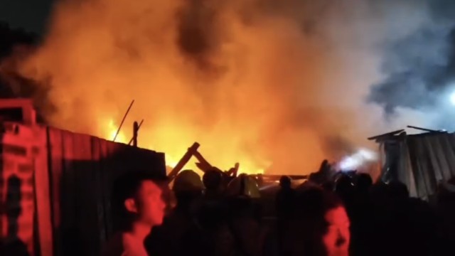 Gudang Kayu di Pondok Cabe Ilir Tangsel Terbakar Hebat, Diduga Akibat Korsleting Listrik Gudang Kayu di Pondok Cabe Ilir Tangsel Terbakar Hebat, Diduga Akibat Korsleting Listrik