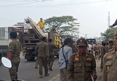 Heboh Penertiban Bangli di Kibin, Diduga Ada Pemberian Amplop Untuk Satpol PP dari Lapak yang Tak Dibongkar Heboh Penertiban Bangli di Kibin, Diduga Ada Pemberian Amplop Untuk Satpol PP dari Lapak yang Tak Dibongkar