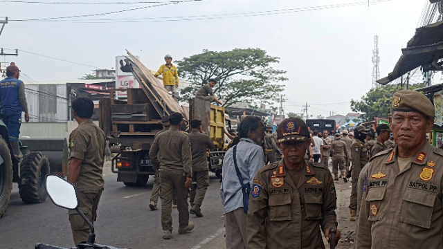 Heboh Penertiban Bangli di Kibin, Diduga Ada Pemberian Amplop Untuk Satpol PP dari Lapak yang Tak Dibongkar Heboh Penertiban Bangli di Kibin, Diduga Ada Pemberian Amplop Untuk Satpol PP dari Lapak yang Tak Dibongkar