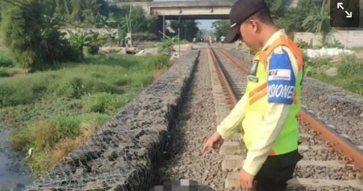 Pria Tewas Diduga Tertabrak Kereta Barang di Perlintasan Tanpa Palang Pintu Dekat Flyover Unyur Pria Tewas Diduga Tertabrak Kereta Barang di Perlintasan Tanpa Palang Pintu Dekat Flyover Unyur