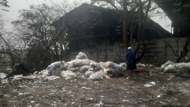 Diduga Tempat Pembuangan Sampah di Desa Bojong Kamal Tidak Mengantongi Izin Lingkungan Diduga Tempat Pembuangan Sampah di Desa Bojong Kamal Tidak Mengantongi Izin Lingkungan