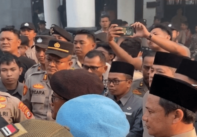 Aksi Mahasiswa di Pandeglang Memanas, Soroti PAD Turun hingga Anggaran DPRD Rp1,1 Miliar Aksi Mahasiswa di Pandeglang Memanas, Soroti PAD Turun hingga Anggaran DPRD Rp1,1 Miliar