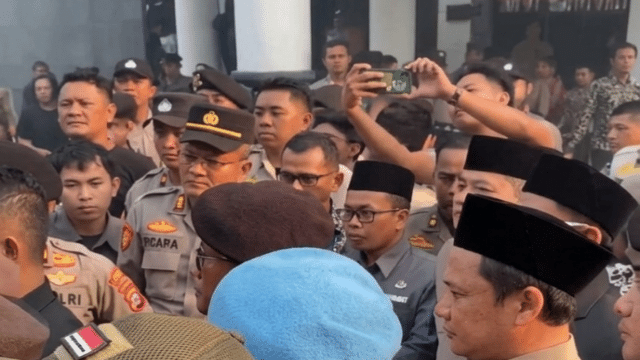 Aksi Mahasiswa di Pandeglang Memanas, Soroti PAD Turun hingga Anggaran DPRD Rp1,1 Miliar Aksi Mahasiswa di Pandeglang Memanas, Soroti PAD Turun hingga Anggaran DPRD Rp1,1 Miliar