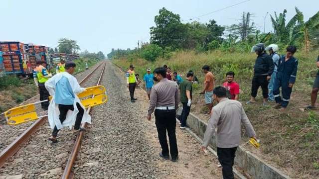Sopir Truk Pengangkut Ayam Tewas Tertabrak Kereta Api di Perlintasan Bogeg Serang Sopir Truk Pengangkut Ayam Tewas Tertabrak Kereta Api di Perlintasan Bogeg Serang