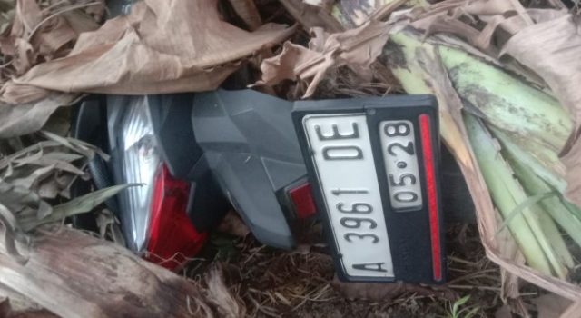 Motor Curian Ditemukan Tersembunyi di Balik Tumpukan Daun Pisang di Unyur
