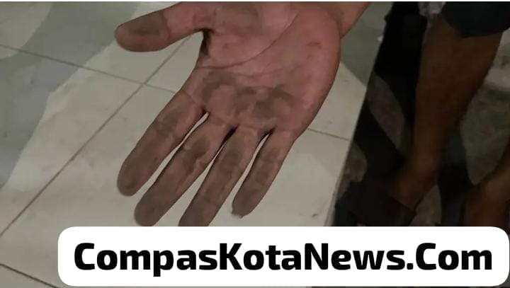 Abu Vulkanik Anak Krakatau Mulai Selimuti Pesisir Serang, Warga Keluhkan Mata Perih Abu Vulkanik Anak Krakatau Mulai Selimuti Pesisir Serang, Warga Keluhkan Mata Perih