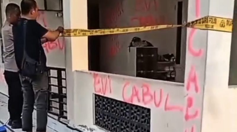 Warga Geruduk Rumah Pria di Kabupaten Lebak, Terungkap Dugaan Praktik Perdukunan dan Tindakan Asusila Warga Geruduk Rumah Pria di Kabupaten Lebak, Terungkap Dugaan Praktik Perdukunan dan Tindakan Asusila