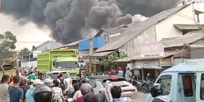 Kebakaran Pabrik Pipa Paralon di Tangerang, 15 Mobil Damkar Dikerahkan