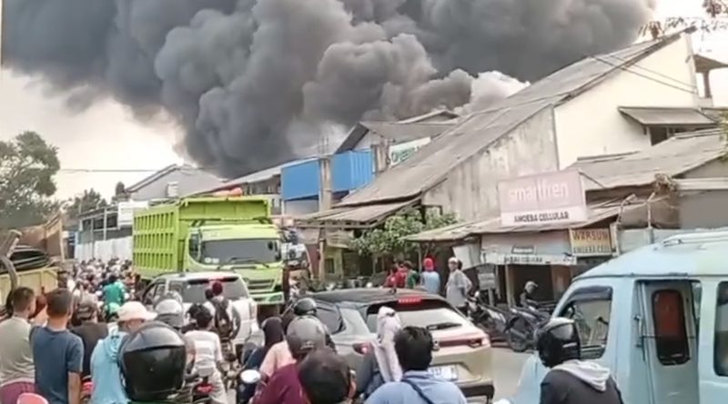 Kebakaran Pabrik Pipa Paralon di Tangerang, 15 Mobil Damkar Dikerahkan